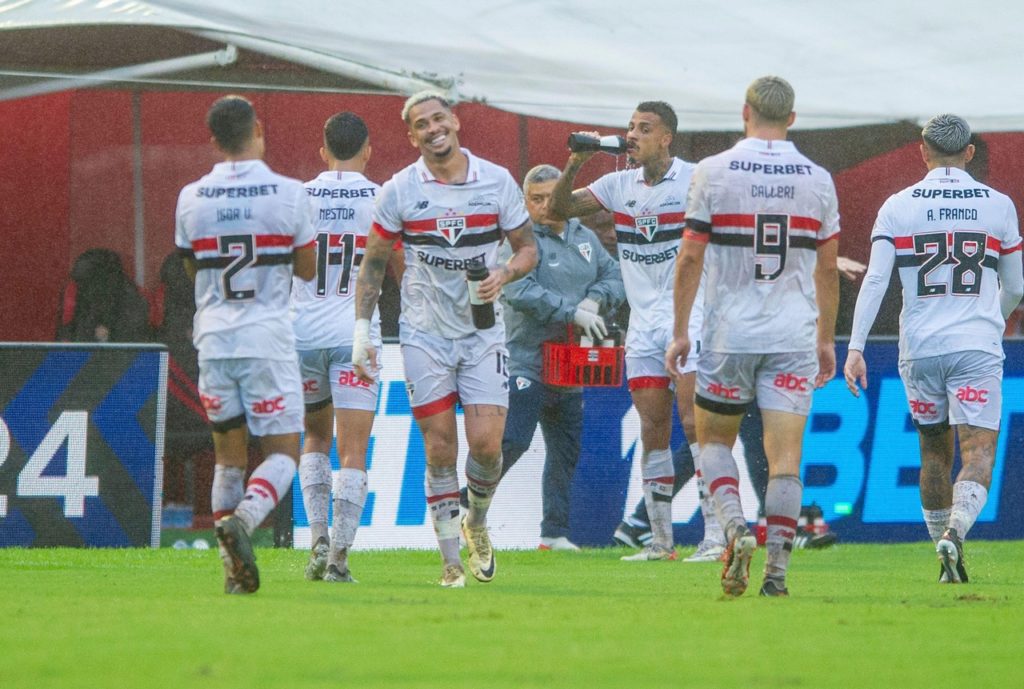 Luciano-São-Paulo-Jogo-2X4XE82 Luciano, do São Paulo, comemorando um dos gols marcados contra o Vitória pelo Brasileiro.