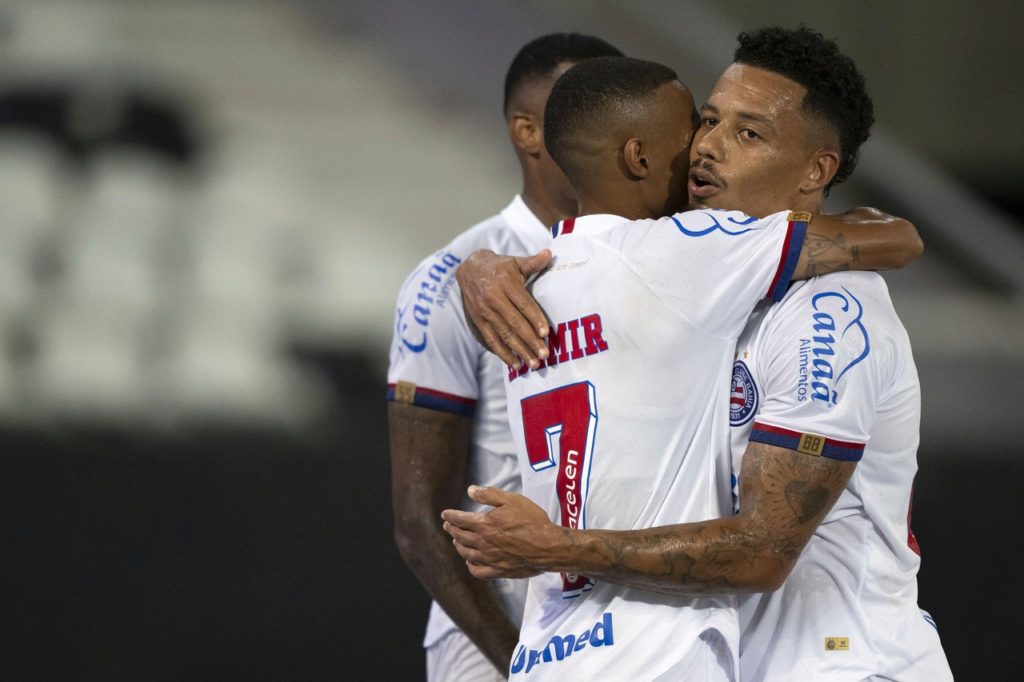 Rafael Ratão, do Bahia, comemora com os companheiros o gol marcado no Brasileirão de 2024.