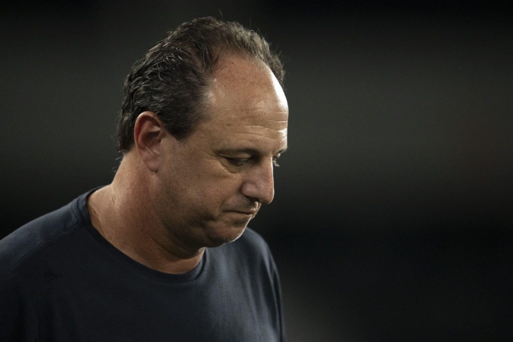 Rogério-Ceni-Bahia-Jogo-2X4YN48 Rogério Ceni, do Bahia, olhando para o chão após um lance durante um jogo do time na temporada.