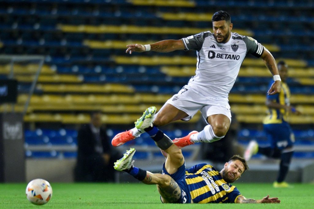 Hulk-Atlético-MG-Jogo-2X57BH8 Hulk, do Atlético-MG, disputando a bola contra um defensor durante um jogo da Libertadores de 2024.
