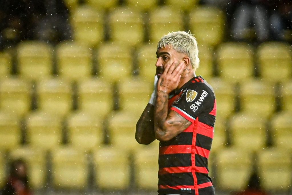 Gabigol-Flamengo-Jogo-2X5AC2M Gabigol, do Flamengo, lamentando um lance perdido em um jogo do time na temporada de 2024.