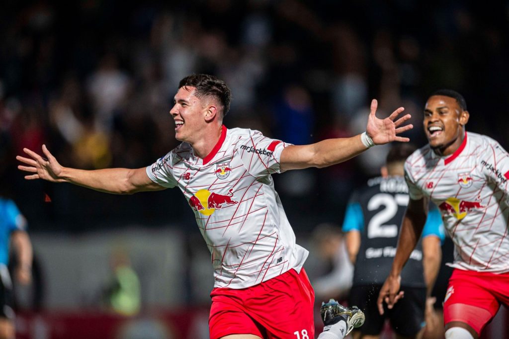 Thiago Borbas, do Bragantino, comemora um de seus gols marcados com a camisa do clube.