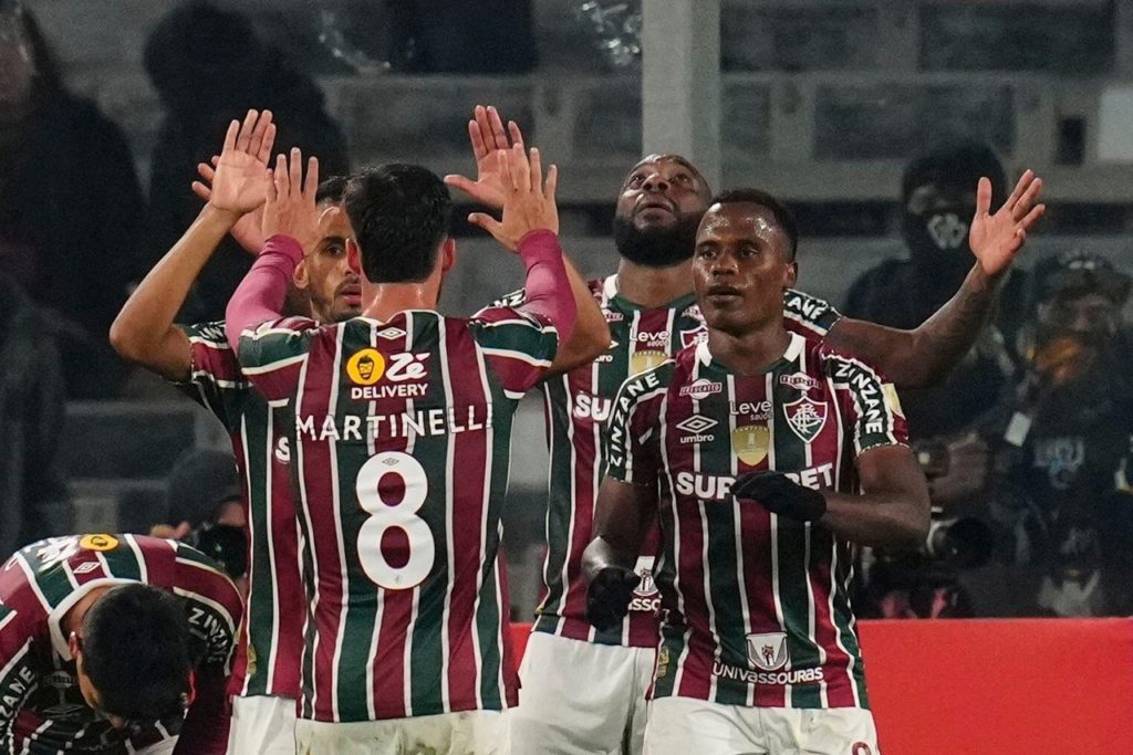 Manoel-Fluminense-Jogo-2X5GW9H Manoel, do Fluminense, comemorando com os seus companheiros um gol que marcou na Libertadores.