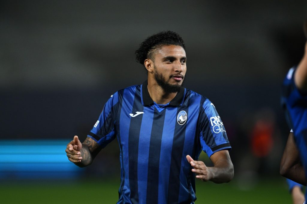 Éderson, da Atalanta, correndo durante um jogo do clube na temporada.