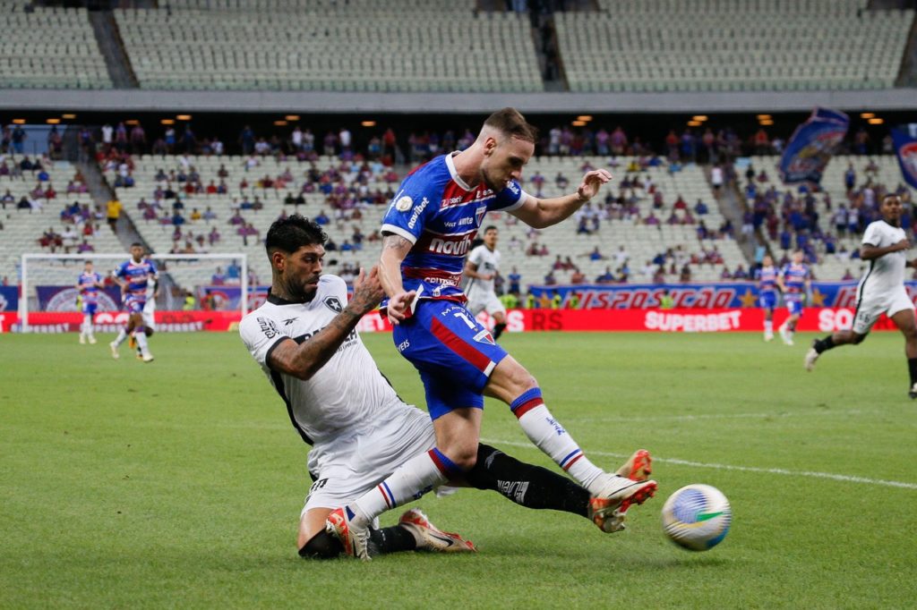 Pochettino-Fortaleza-Jogo-2X63C03 Pochettino, do Fortaleza, disputando uma bola com a defesa do Botafogo em um jogo do Brasileirão de 2024.