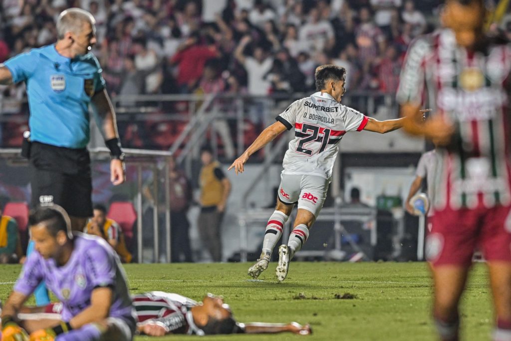 Bobadilla-São-Paulo-Jogo-2X69TGG Bobadilla, do São Paulo, comemorando o gol que marcou em um jogo do Brasileirão de 2024.