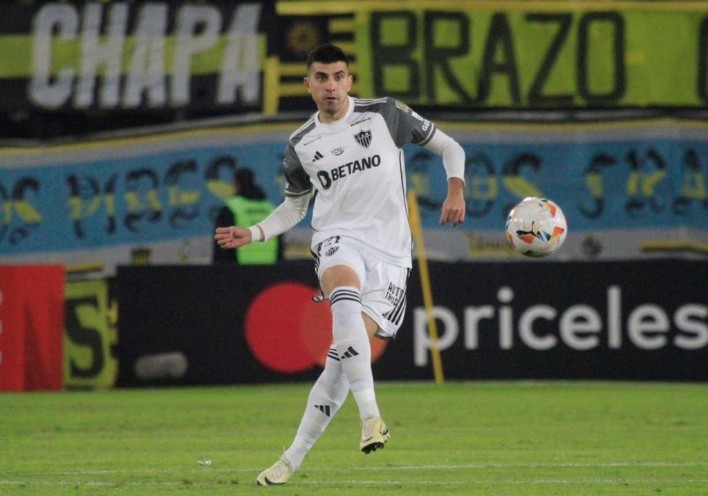 Battaglia-Atlético-MG-Jogo-2X6EXR1 Battaglia, do Atlético-MG, toca a bola para um companheiro durante um jogo do time na temporada de 2024.