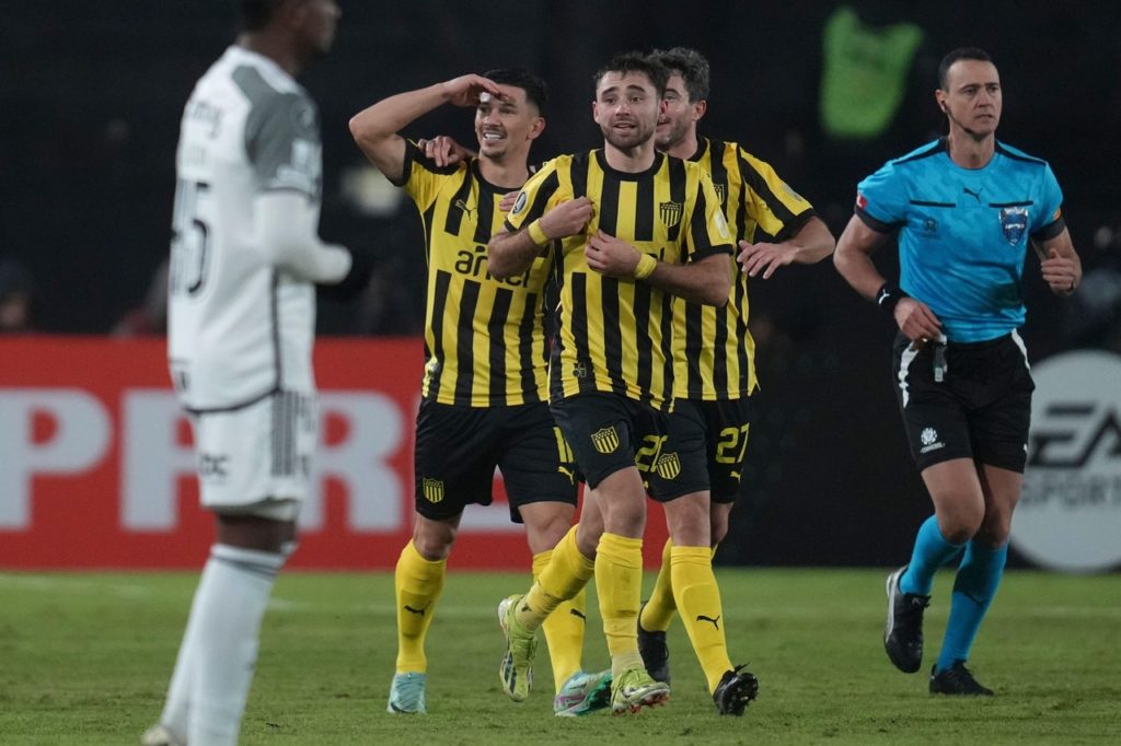Peñarol-Jogo-2X6F2B5 Jogadores do Peñarol comemorando um gol do time sobre o Atlético-MG pela Copa Libertadores.