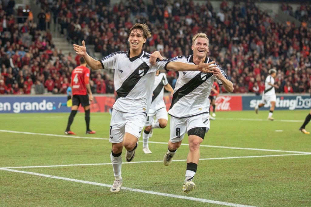Ignacio-Pinto-Danubio-Jogo-2X6M9CX Ignacio Pinto, do Danubio, comemorando um dos gols marcados pelo time na Copa Sul-Americana.