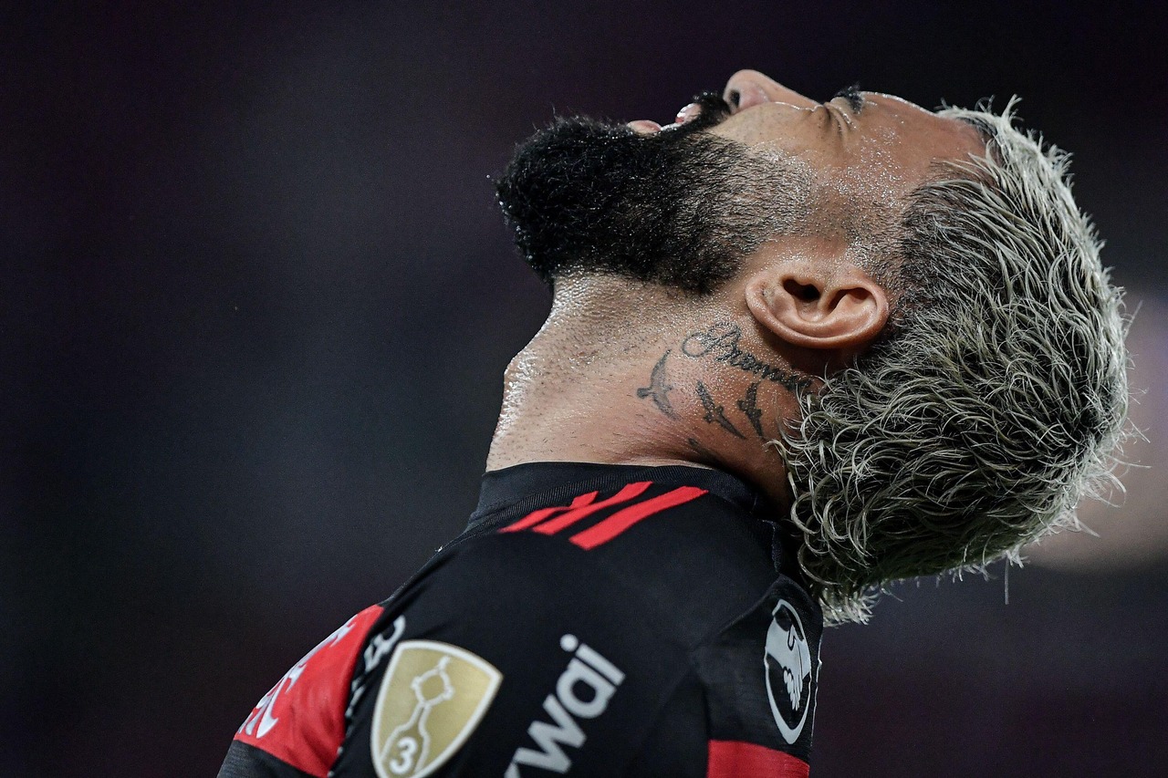 Após polêmica, Gabigol pede desculpas à torcida do Flamengo