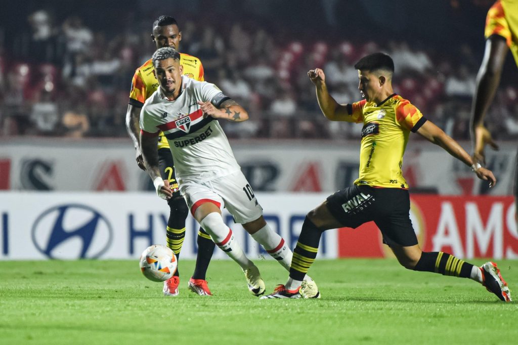 Luciano-São-Paulo-Jogo-2X6Y7J9 Luciano, do São Paulo, disputa a bola com um adversário durante um jogo do time na Libertadores de 2024.