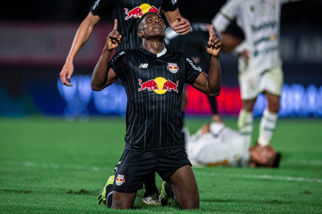 Henry-Mosquera-Bragantino-Jogo-2X7X82W Henry Mosquera, do Bragantino, comemorando um dos gols marcados por ele com a camisa do clube nesta temporada.
