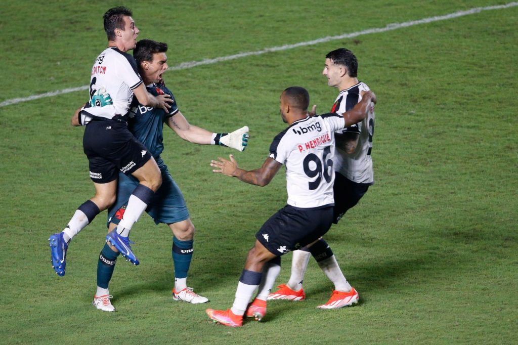 Léo-Jardim-Vasco-Jogo-2X7XGWT Léo Jardim, do Vasco, comemorando com os companheiros uma vitória na temporada de 2024.