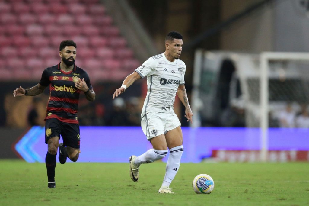 Paulinho-Atlético-MG-Jogo-2X83RE9 Paulinho, do Atlético-MG, domina a bola na frente de um adversário em um dos jogos do time na temporada 2024.