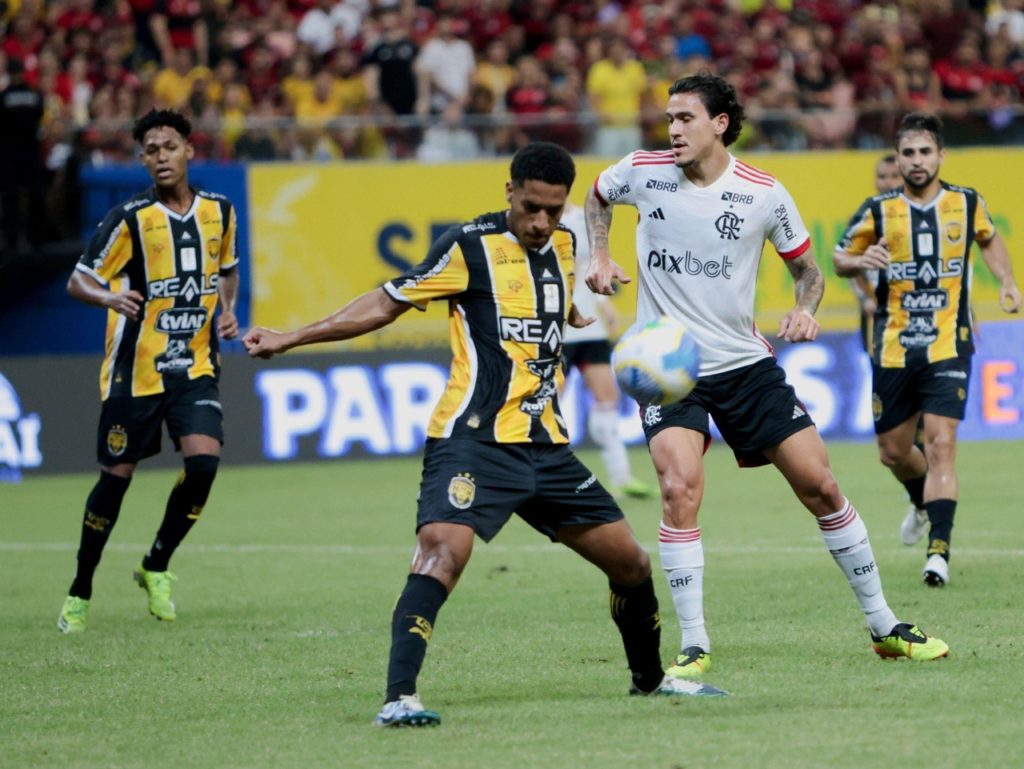 Pedro-Flamengo-Jogo-2X83XGP Pedro, do Flamengo, disputa a bola com um jogador adversário em um jogo da Copa do Brasil de 2024.