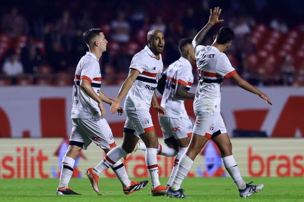 Lucas-Moura-São-Paulo-Jogo-2X896NP Lucas Moura, do São Paulo, comemorando com os companheiros um dos gols marcados pelo clube na temporada de 2024.