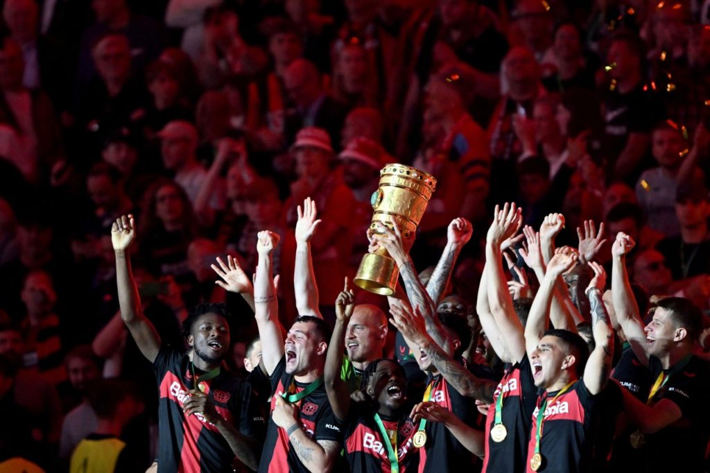 Bayer-Leverkusen-Jogo-2X8HC5R Os jogadores do Bayer Leverkusen levantando o troféu da Copa da Alemanha da temporada de 2023/24.