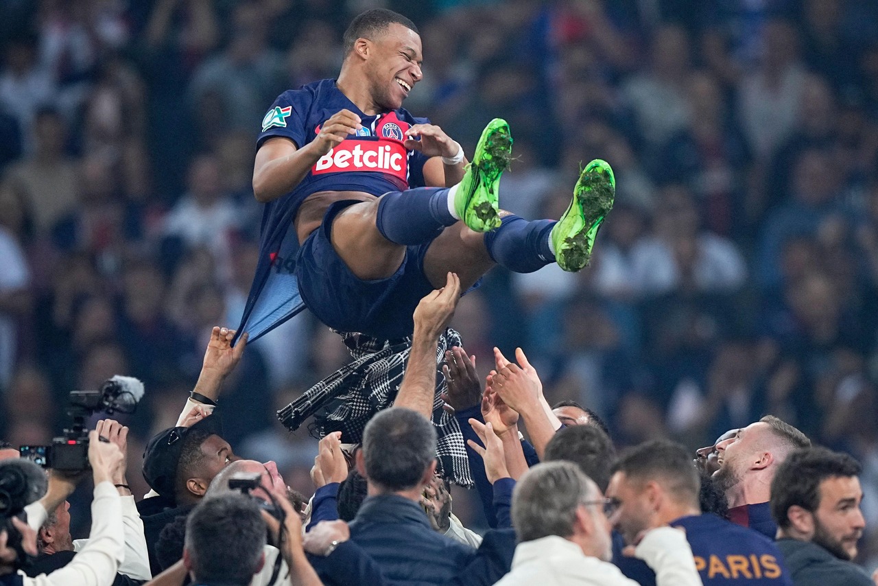 Mbappé se despede do PSG com vitória sobre o Lyon e título