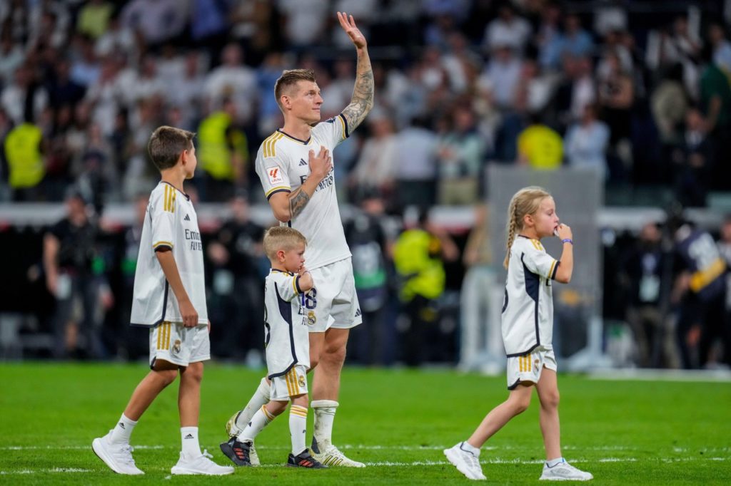 Toni-Kroos-Real-Madrid-Jogo-2X8HENA Toni Kroos, do Real Madrid, acena para os torcedores ao lado dos filhos.