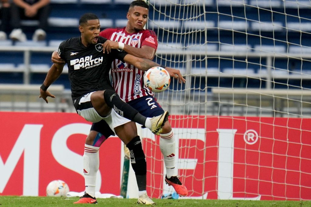 Júnior-Santos-Botafogo-Jogo-2X92YWP Júnior Santos, do Botafogo, disputando a bola com um adversário.