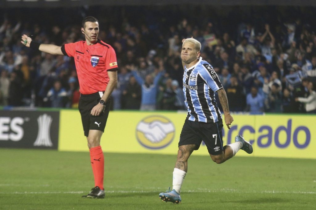 Soteldo-Grêmio-Jogo-2X983NH Soteldo, do Grêmio, comemorando um dos gols marcados com a camisa do clube na temporada.