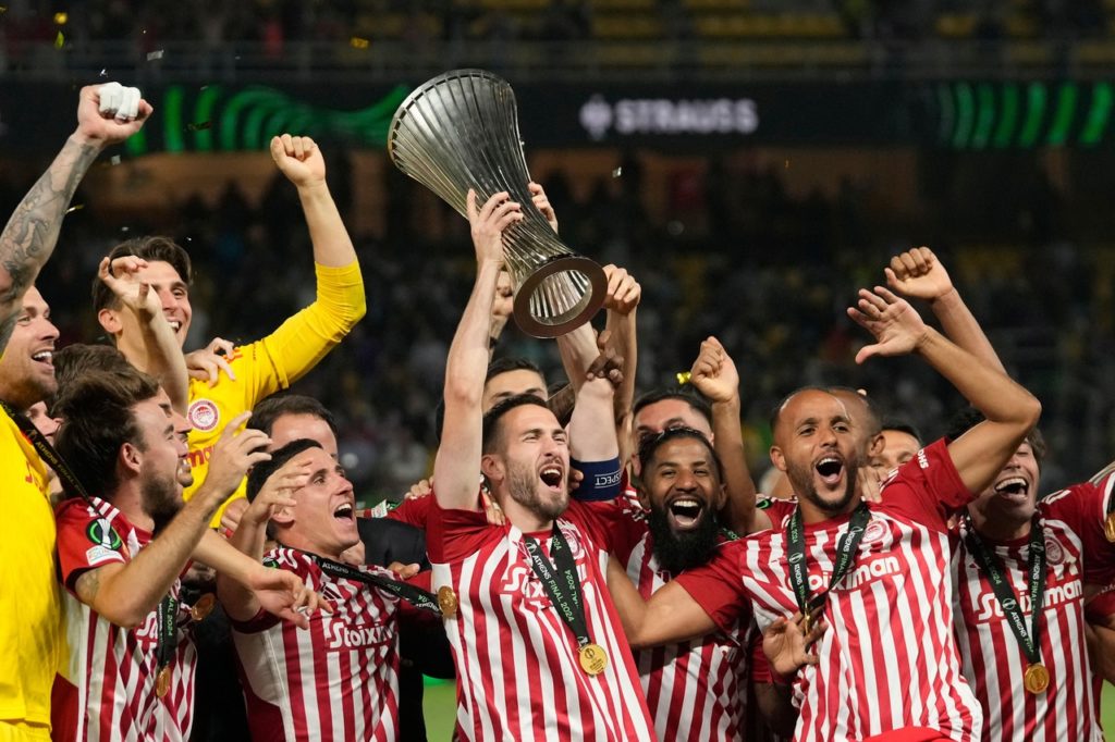 Jogadores-Olympiacos-Jogo-2X98418 Os jogadores do Olympiacos comemorando o título da Conferense League.