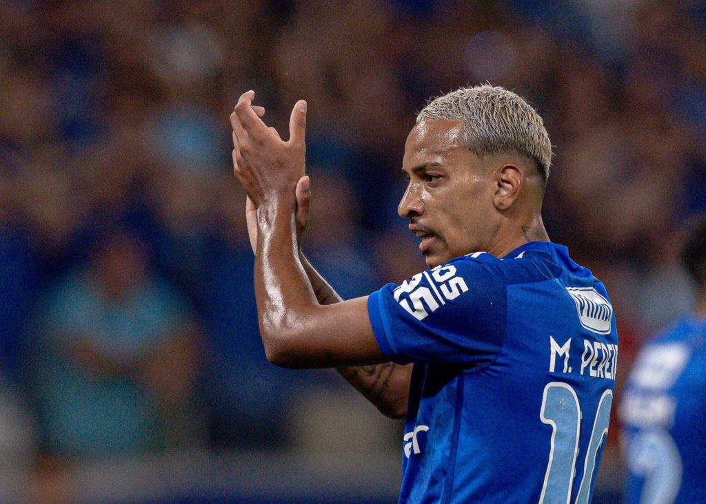 Matheus-Pereira-Cruzeiro-Jogo-2X9CPWH Matheus Pereira, do Cruzeiro, batendo palmas em um jogo do clube na Copa Sul-Americana.