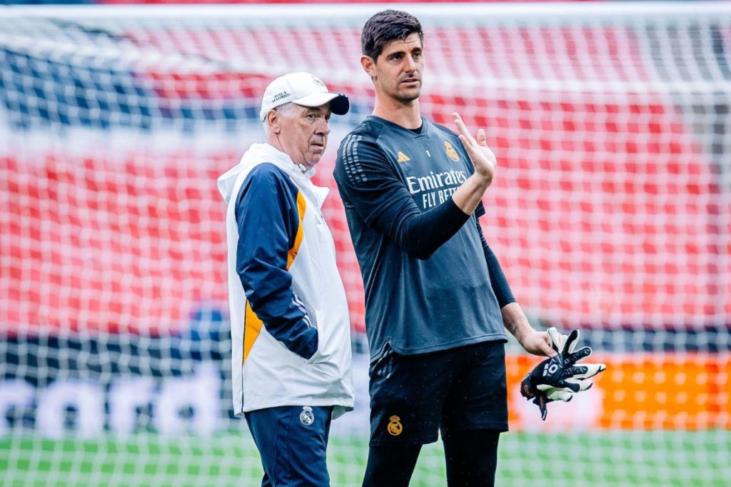 Ancelotti-Courtois-Real-Madrid-treino-alamy2X9G7E5 Técnico Ancelotti com o goleiro Courtois em treino do Real Madrid em Wembley