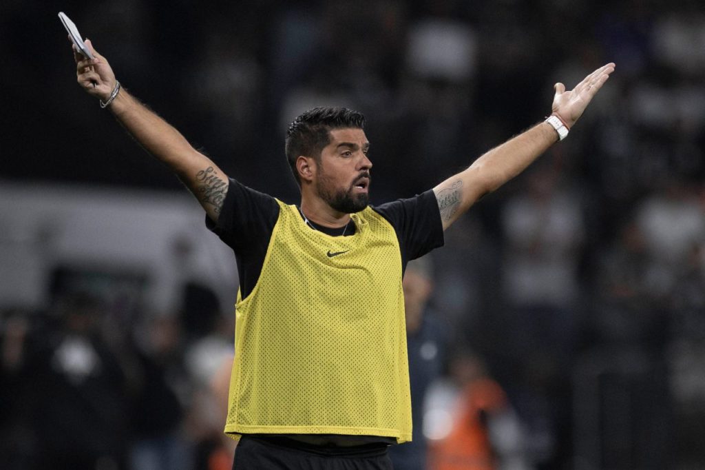 Técnico António Oliveira no comando do Corinthians