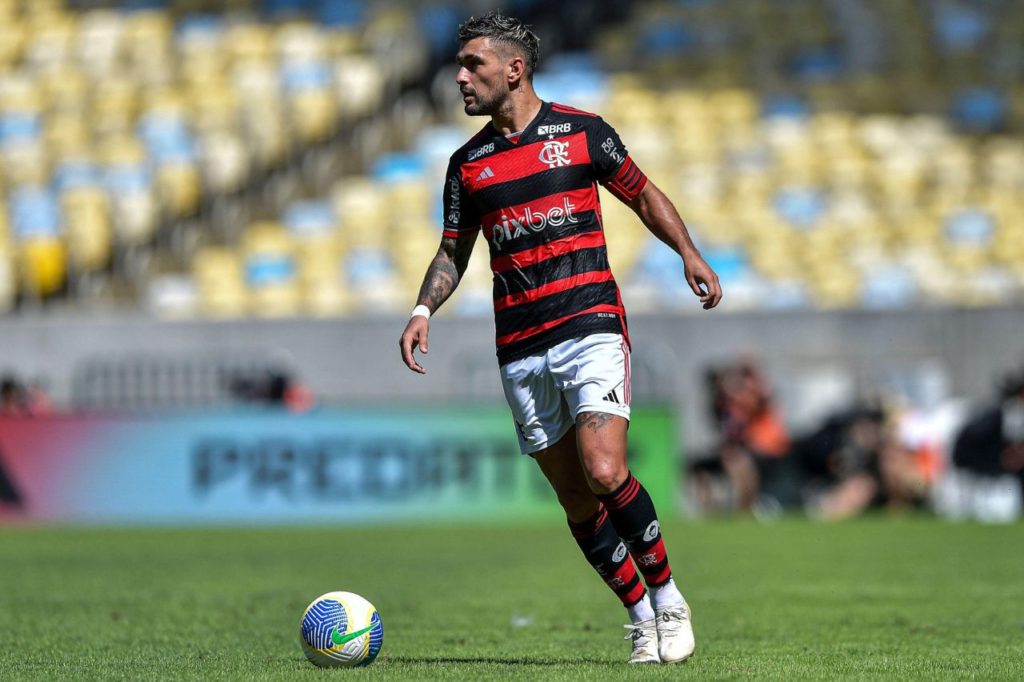 Arrascaeta-Flamengo-jogo-alamy2X3R9K3 Meia Arrascaeta em ação pelo Flamengo no Brasileirão
