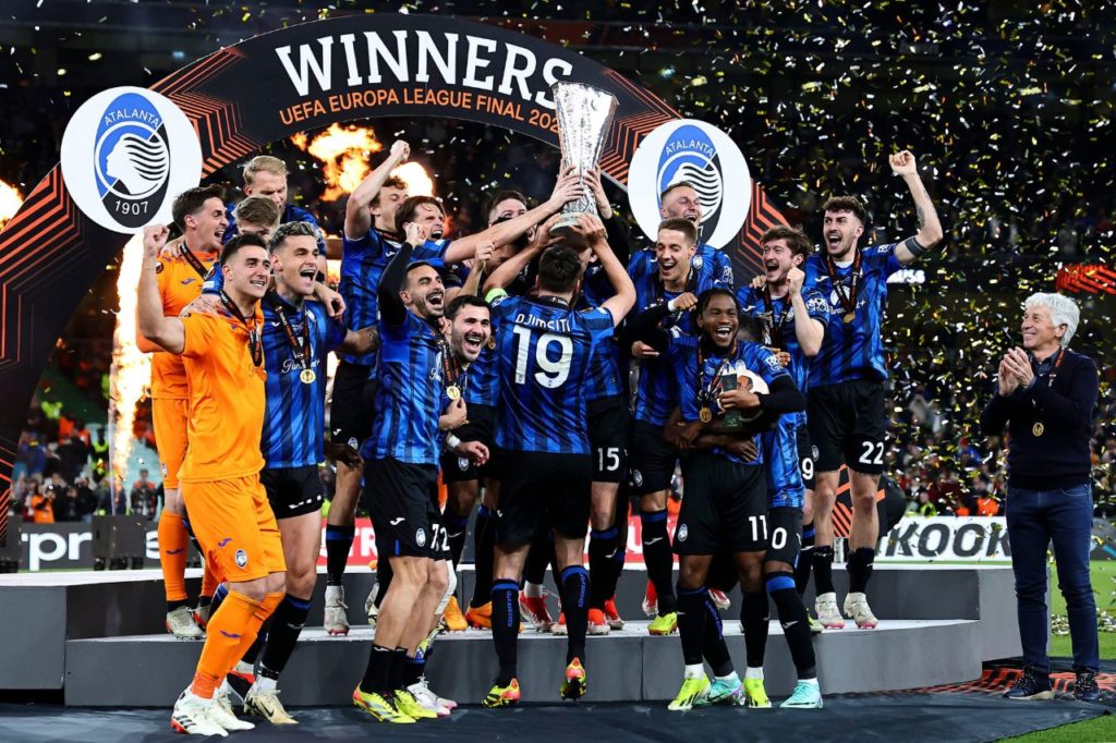 Atalanta-campeã-Liga-Europa-alamy2X83CBP Time da Atalanta comemorando o título da Europa League em Dublin