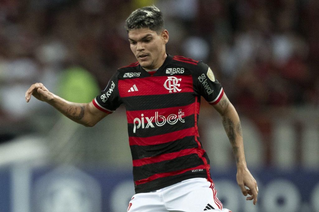 Ayrton-Lucas-Flamengo-jogo-alamy2X940A7 Lateral-esquerdo Ayrton Lucas em ação pelo Flamengo no jogo contra o Millonarios