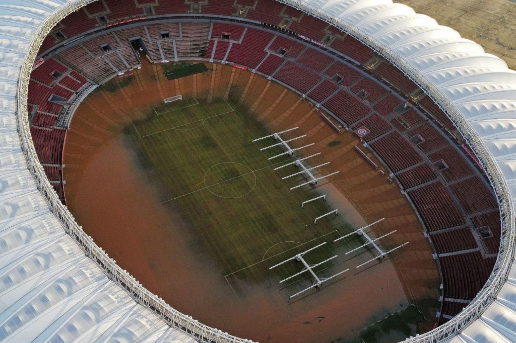 Estádio Beira-Rio, em Porto Alegre, após as enchentes com lama no gramado