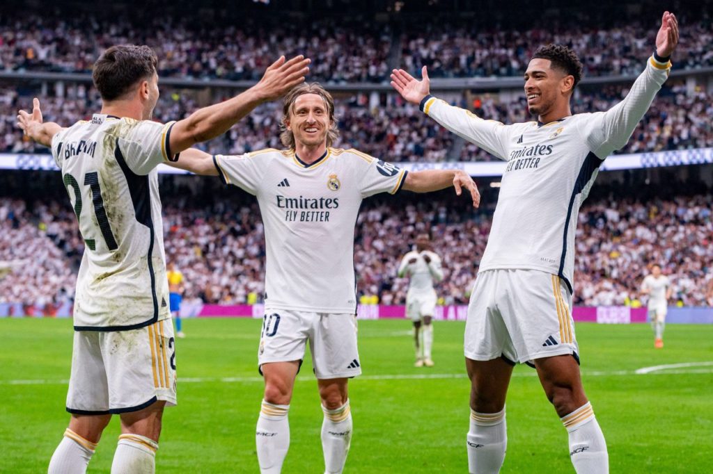 Jude Bellingham comemora gol com Brahim Díaz e Modric na vitória do Real Madrid