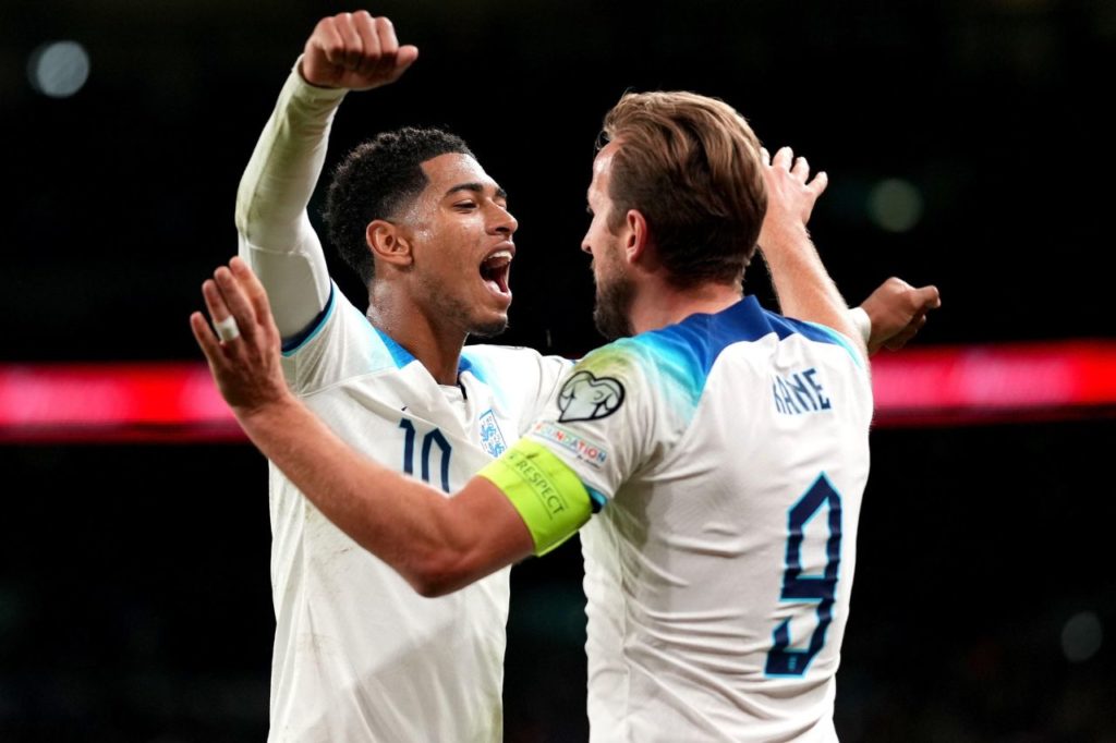 Bellingham-Harry-Kane-Inglaterra-alamy2X1TKC7 Jude Bellingham abraça Harry Kane em jogo da seleção inglesa