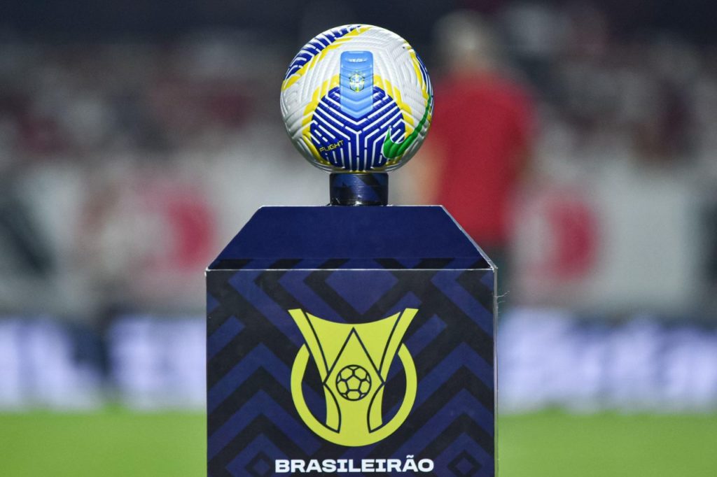 Bola-do-Brasileirão-2024-jogo-alamy2X6AJGA Bola de jogo do Campeonato Brasileiro no estádio do Morumbi antes de jogo