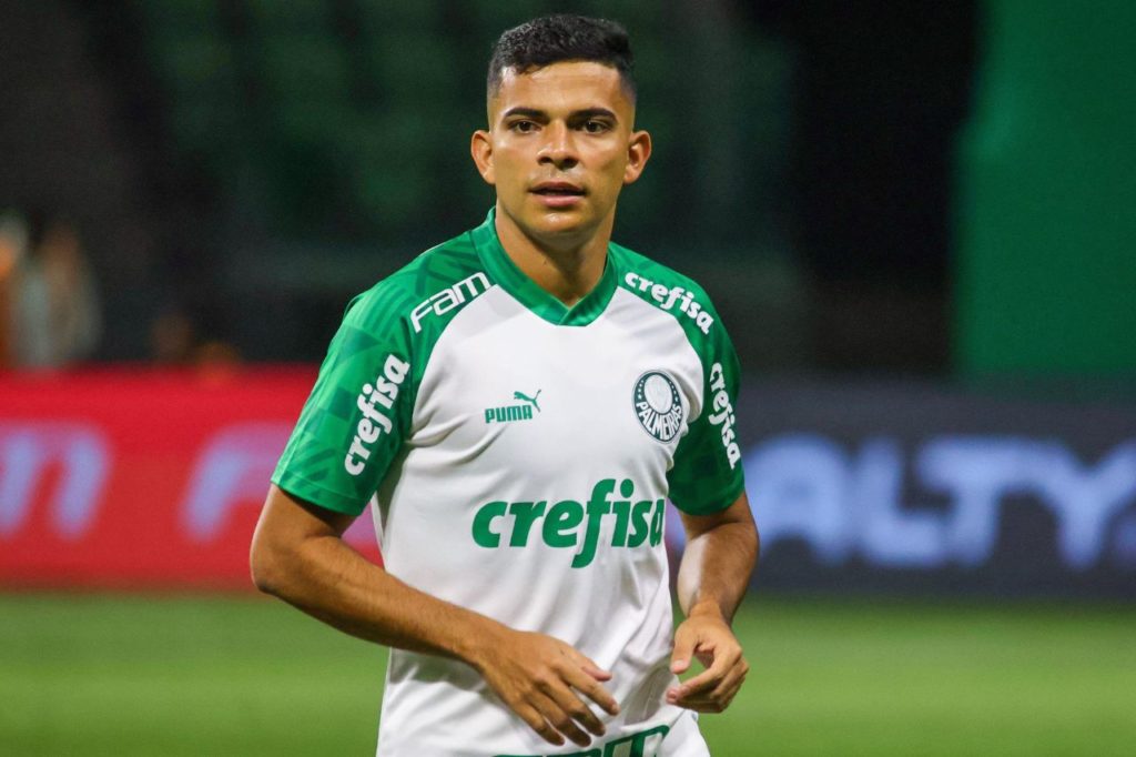 Bruno-Rodrigues-Palmeiras-treino-alamy2WECKRP Atacante Bruno Rodrigues no aquecimento do Palmeiras no campo