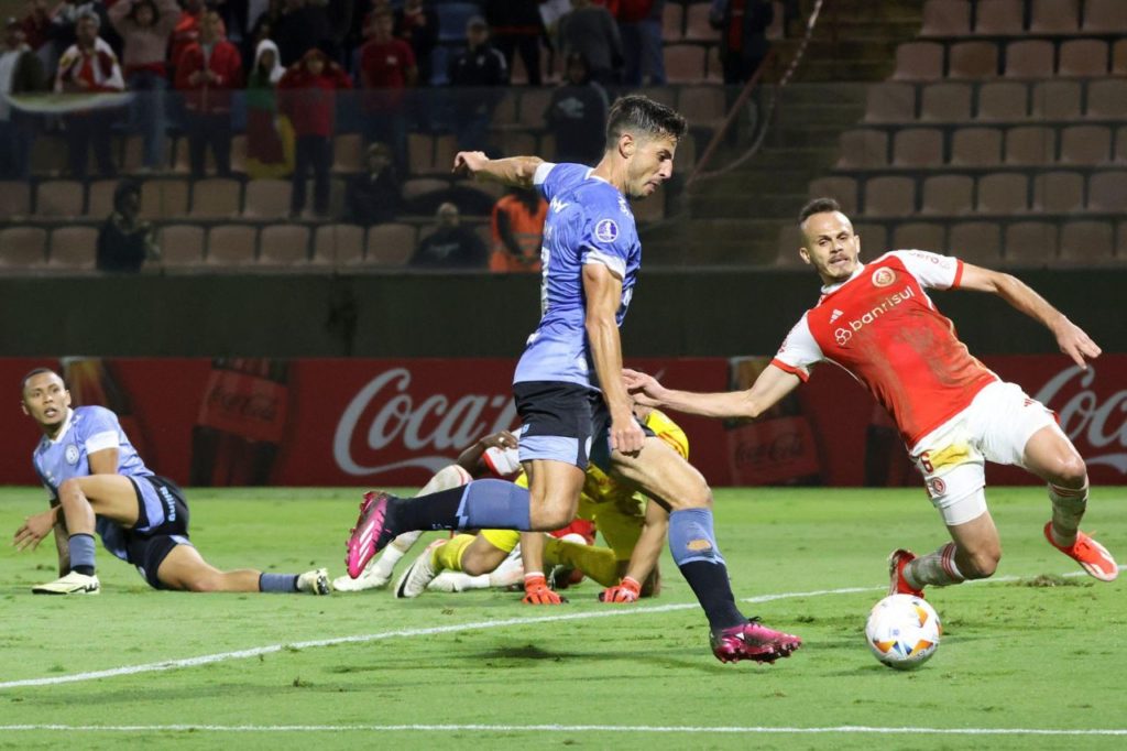 Chavarria-Belgrano-gol-alamy2X93GTM Chavarría marcando gol do Belgrano contra o Inter em Barueri pela Libertadores