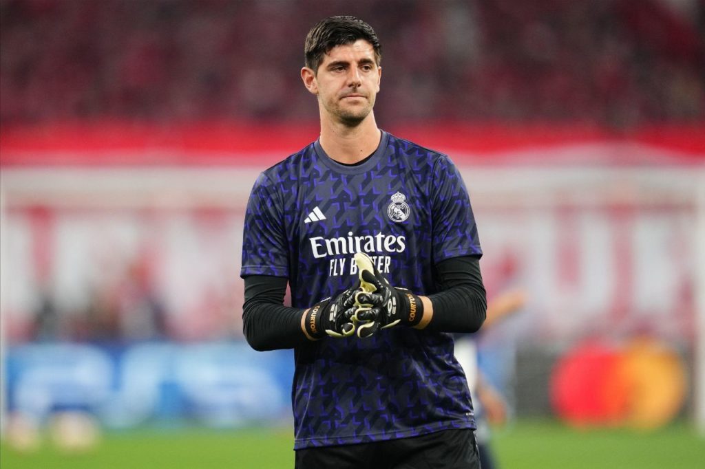 Courtois-goleiro-Real-Madrid-jogo-alamy2X4ANEM Goleiro Courtois em jogo do Real Madrid