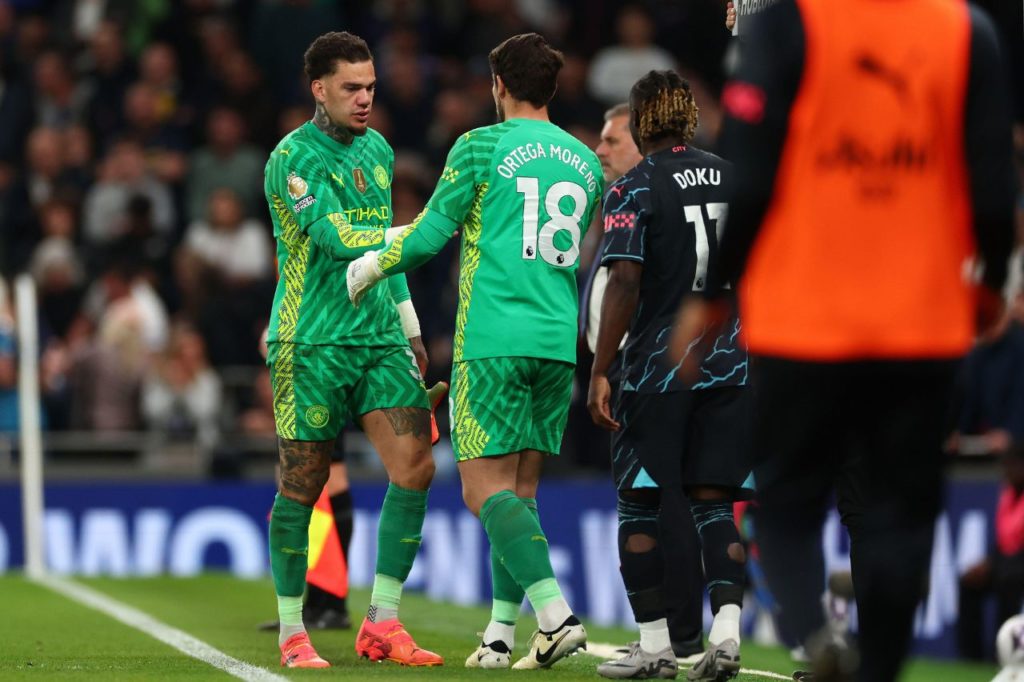 Ederson-goleiro-Ortega-Manchester-City-jogo-alamy2X6EBX6 Goleiro Ederson sendo substituído por Ortega no jogo do Manchester City com o Tottenham na Premier League