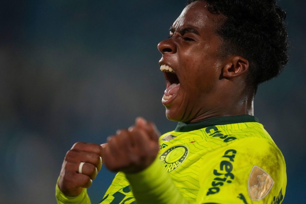Endrick-Palmeiras-comemora-gol-alamy2X5GMN0 Atacante Endrick comemorando gol do Palmeiras contra o Liverpool no Uruguai
