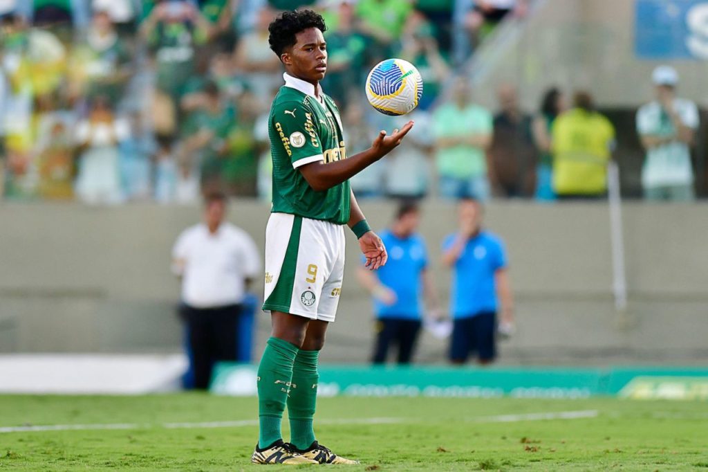 Centroavante Endrick em jogo do Palmeiras