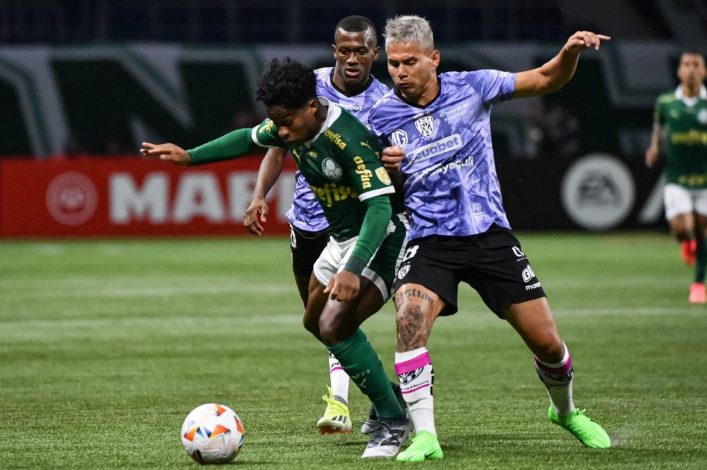 Endrick-Palmeiras-jogo-alamy2X6N8GW Atacante Endrick em ação pelo Palmeiras na Libertadores