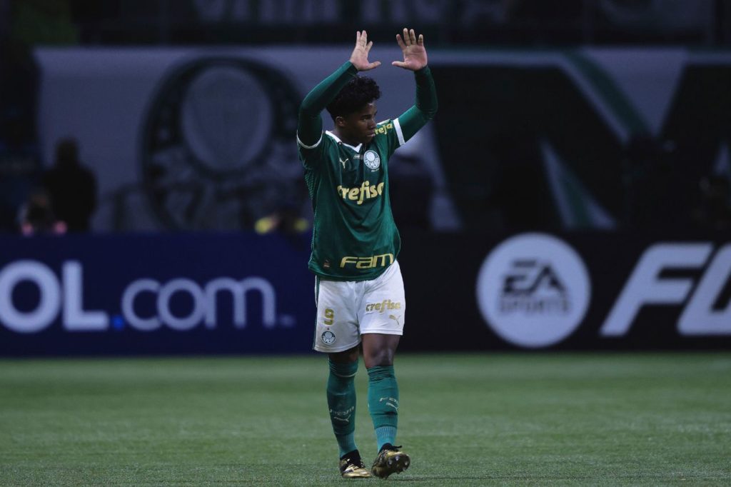 Endrick-Palmeiras-jogo-despedida-alamy2X9CJ9W Atacante Endrick se despede da torcida do Palmeiras em jogo no Allianz Parque