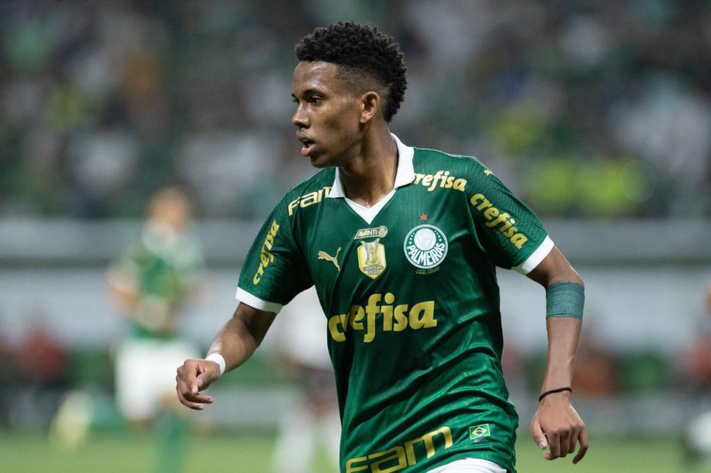 Estêvão-Palmeiras-jogo-alamy2X4F8FR Meia-atacante Estêvão em ação pelo Palmeiras