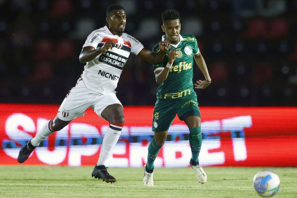 Estêvão-Palmeiras-jogo-alamy2X88M65 Meia-atacante Estêvão em jogo do Palmeiras contra o Botafogo-SP na Copa do Brasil
