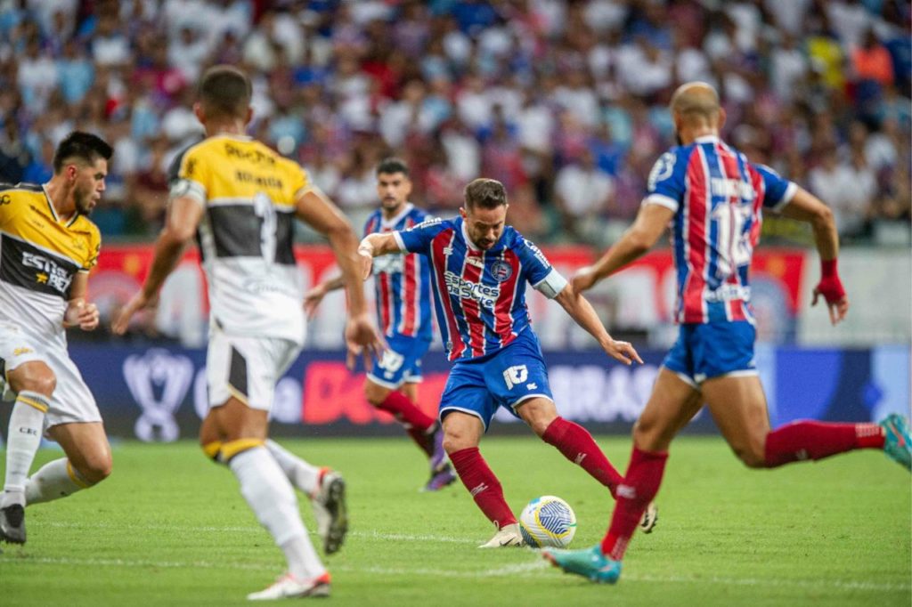 Everton-Ribeiro-Bahia-jogo-alamy2X46XMD Meia Everton Ribeiro em ação pelo Bahia na Copa do Brasil 2024