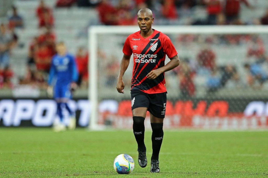Fernandinho-Athletico-PR-jogo-alamy2X10CF7 Volante Fernandinho em ação pelo Athletico Paranaense