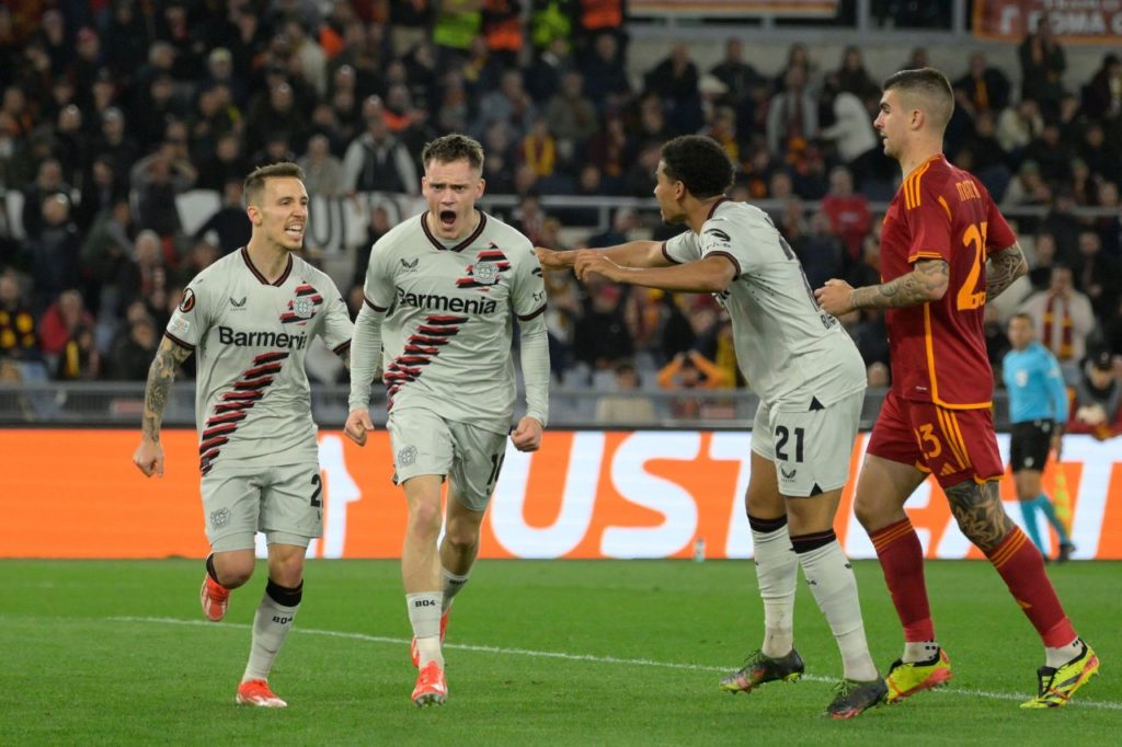 Wirtz comemora o primeiro gol do Bayer Leverkusen sobre a Roma no Estádio Olímpico