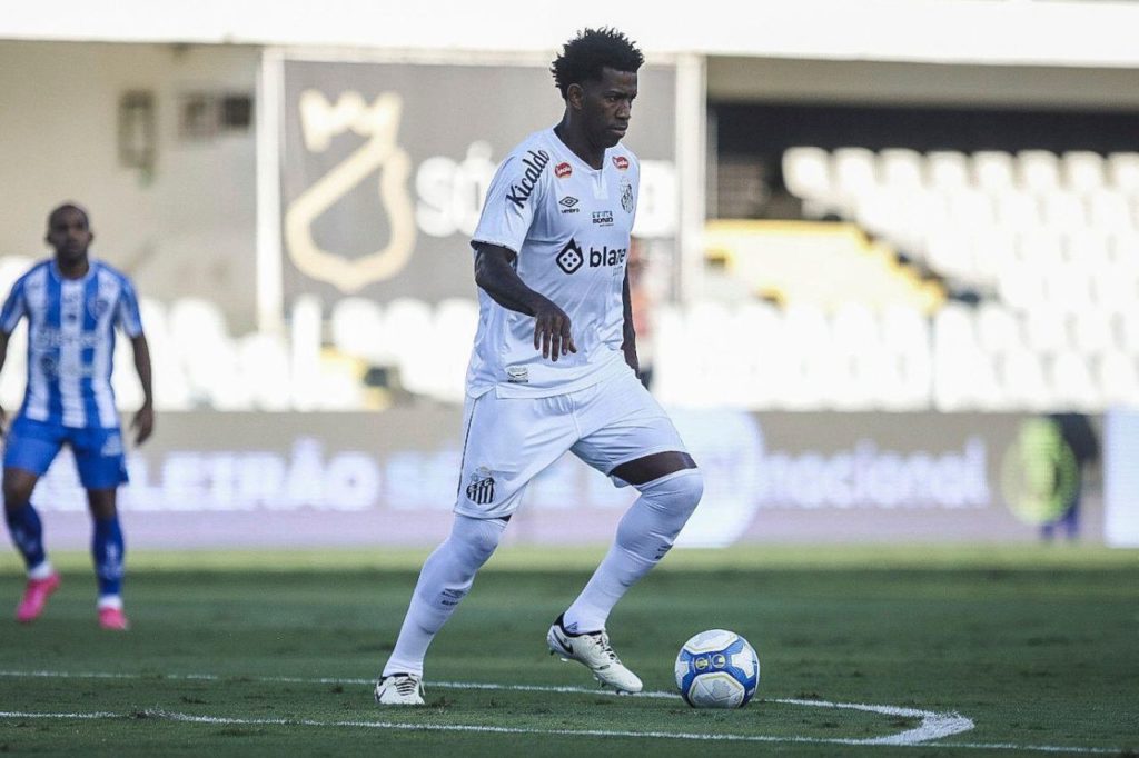 Gil-Santos-jogo-alamy2X38ANN Zagueiro Gil em ação pelo Santos no Brasileiro Série B